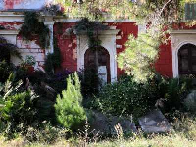 Presenta una facciata tripartita da paraste e al centro grandi archi architravati, tutti elementi bianchi che ben si abbinano con le sue pareti rosse